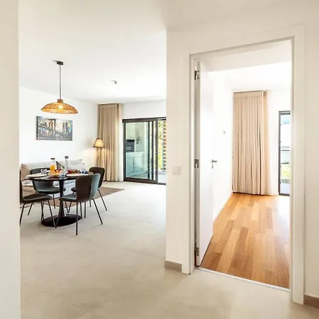 Modern 1-bed With Terrace Apartment *