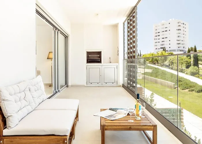 Modern 1-bed With Terrace *