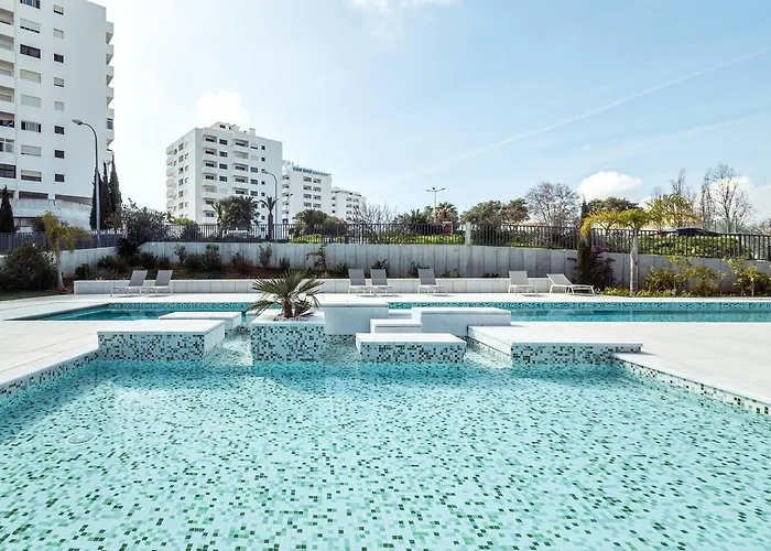 Modern 1-bed With Terrace Apartment *