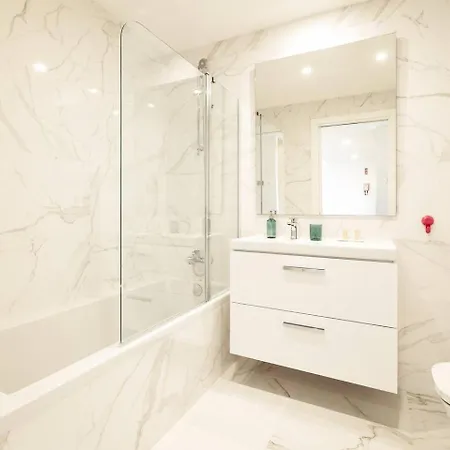 Modern 1-bed With Terrace *