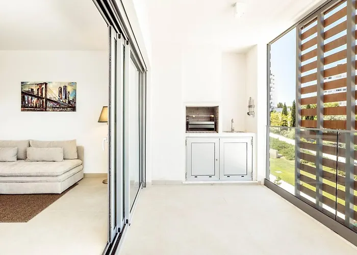 아파트 Modern 1-bed With Terrace 알부페이라